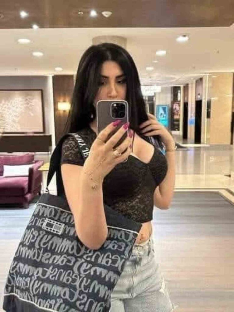 صورة مقربة لميرا النوري: تفاصيل الوجه ولون العيون