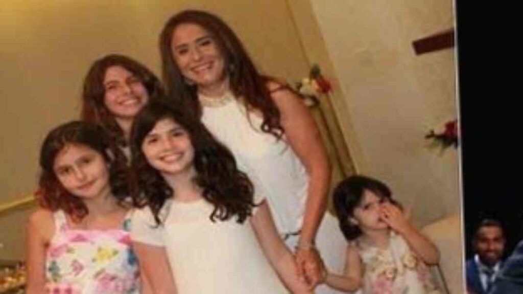 لينا الأشقر مع بناتها الأربعة