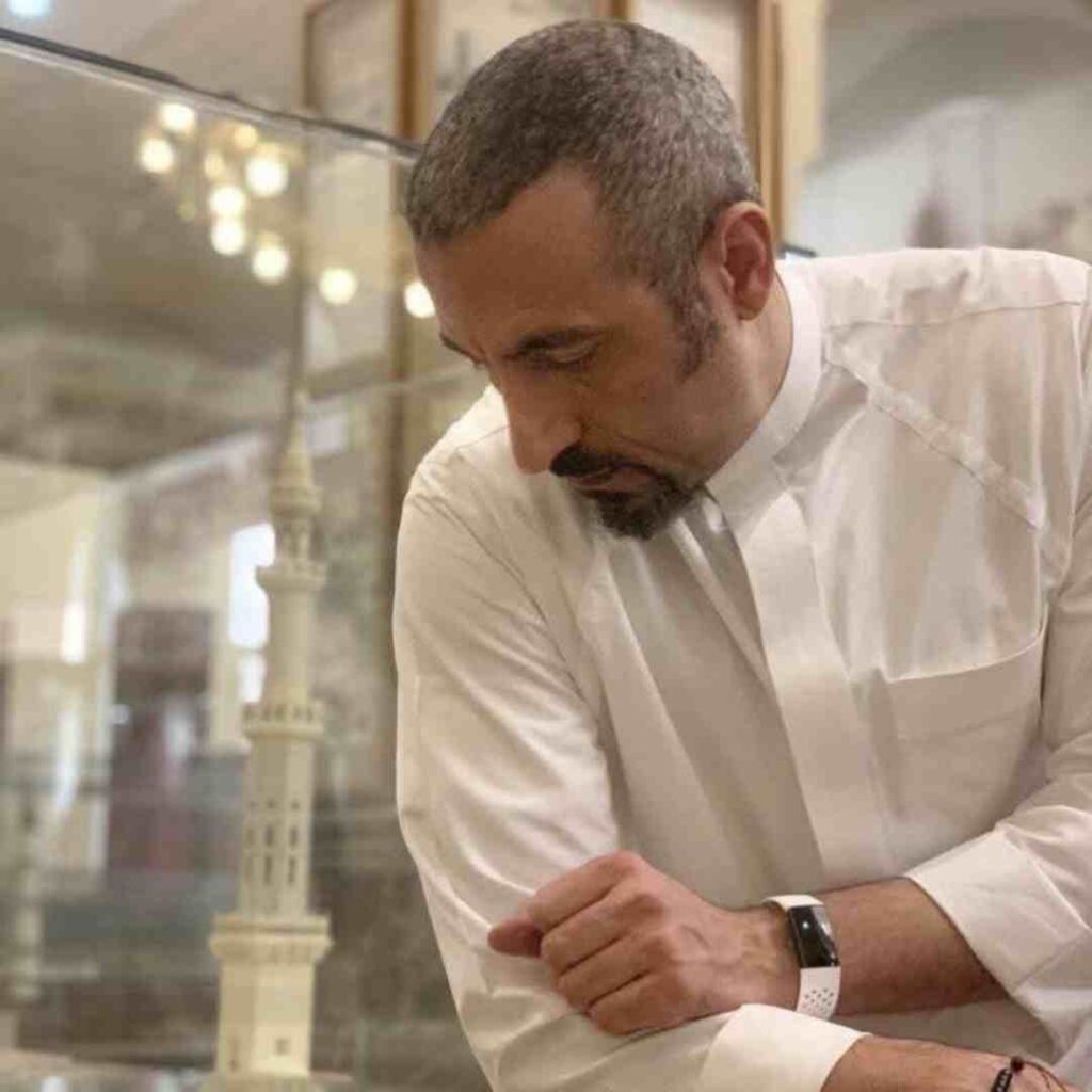 وفاة والد الإعلامي أحمد الشقيري: حدث إنساني هزّ مواقع البحث وأثار تعاطف الجمهور