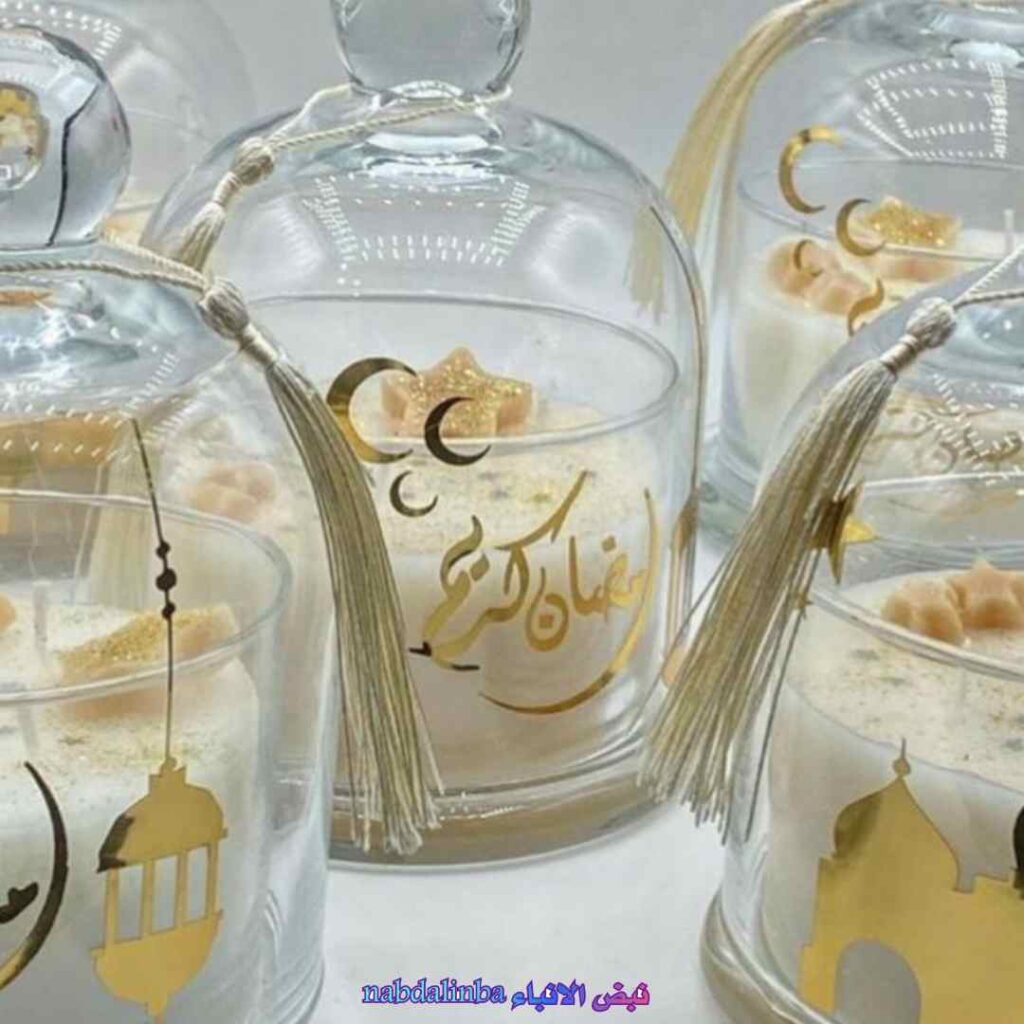 علب قرقيعان شفافة مزينة بالأشرطة الذهبية والفضية